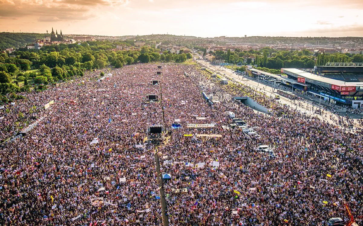 В Чехии растет недовольство ослаблением демократии: в Праге готовят решение