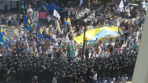 ​Митингующие под Радой штурмуют кордоны милиции: летят камни, распыляют газ