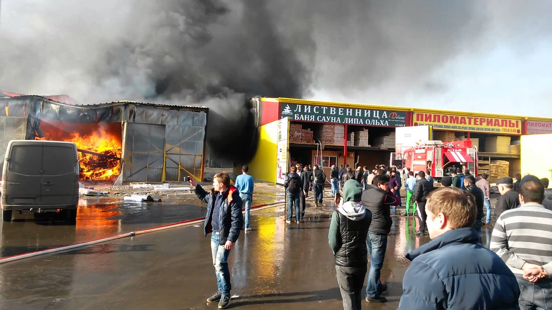 Паника в Москве: к тушению пожара на рынке "Синдика" подключили вертолеты - появились панорамные кадры