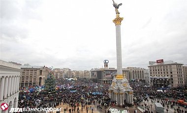 На Майдане вече. Разобрать палатки коммунальщикам не удалось