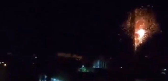 Взрыв в Херсоне, повредивший телевышку, попал на видео, российские телеканалы отключены