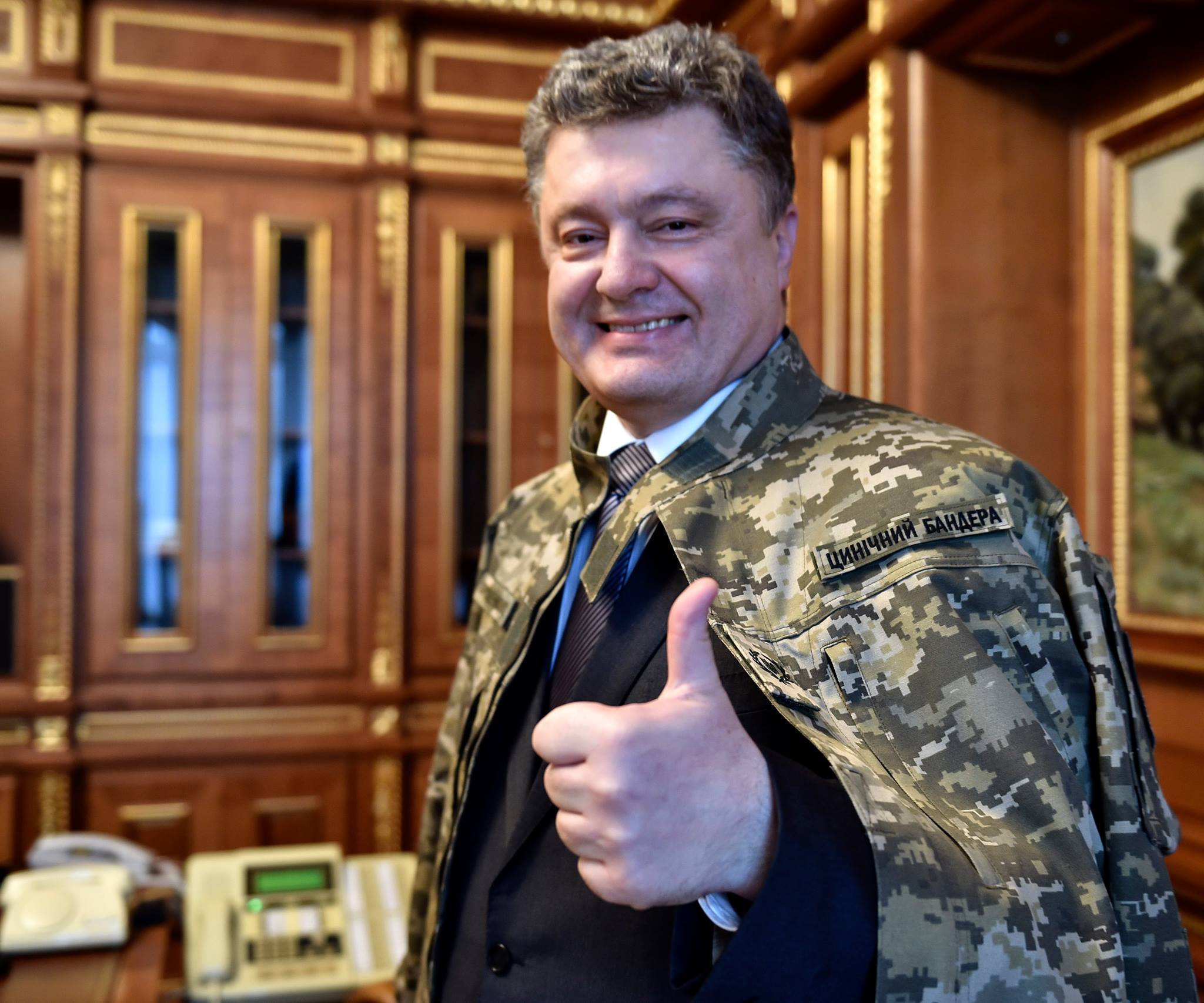 Петр Порошенко оделся в форму "циничного бандеры"