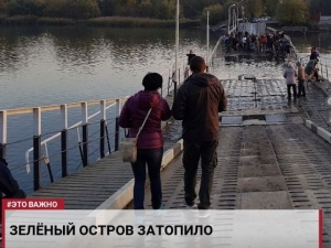 В РФ затонул 10-й по счету мост за последние два месяца: сотни людей в Ростове остались "отрезанными от материка", пострадавших эвакуируют