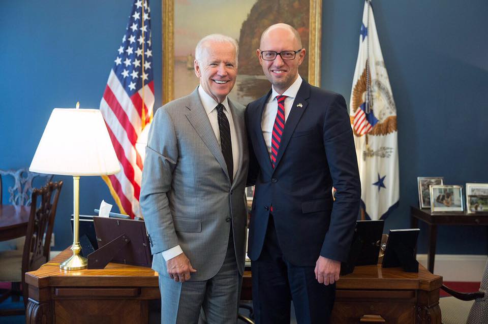 Пора подключать “тяжелую артиллерию”: Яценюк просит Белый дом включиться в переговоры по Донбассу