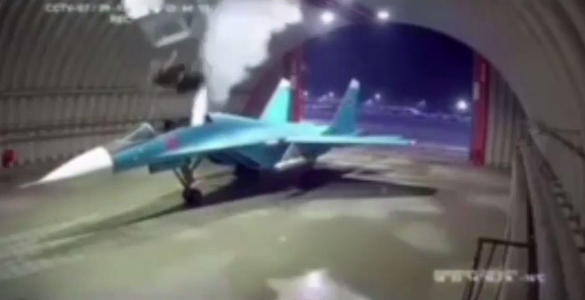 Пилот и штурман Су-34 РФ катапультировались в ангаре, разбившись об потолок: видео инцидента