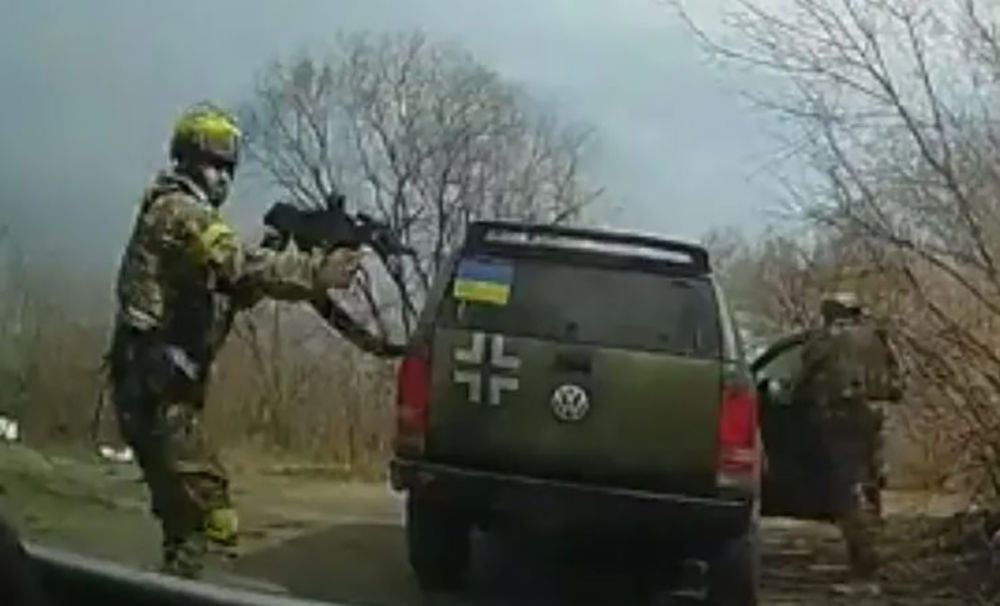 Видео расстрела украинцев. Российские военные. Украинские военные.