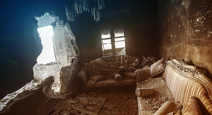 В Донецке снаряд попал в многоэтажный дом