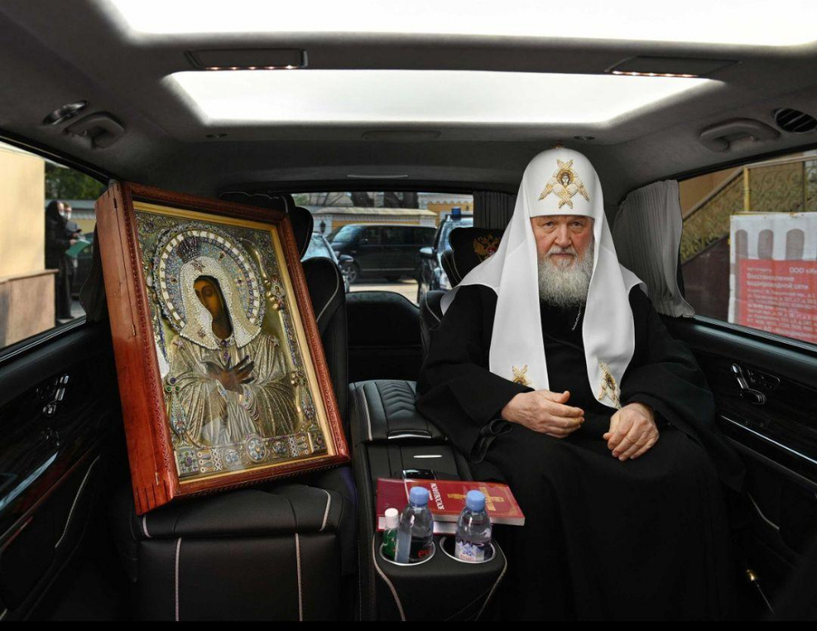 Патриарх Кирилл спасал Москву от коронавируса с иконой в "Мерседесе" с мигалкой, фото 