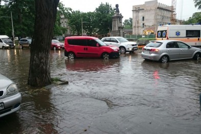 ​Стихийные сюрпризы в Днепре: мощнейший ливень затопил улицы и повалил деревья
