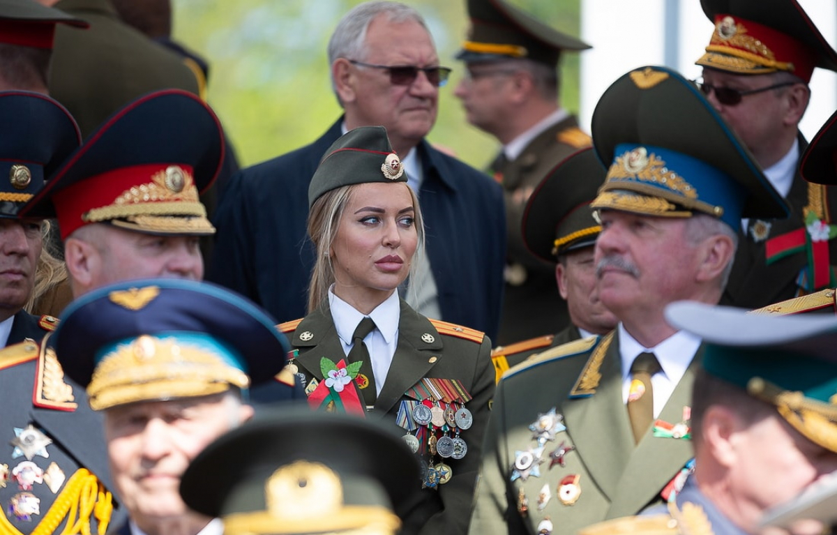 Фото "ветерана войны" с парада из Минска покорило мужские сердца: стала известна личность "воевавшей"