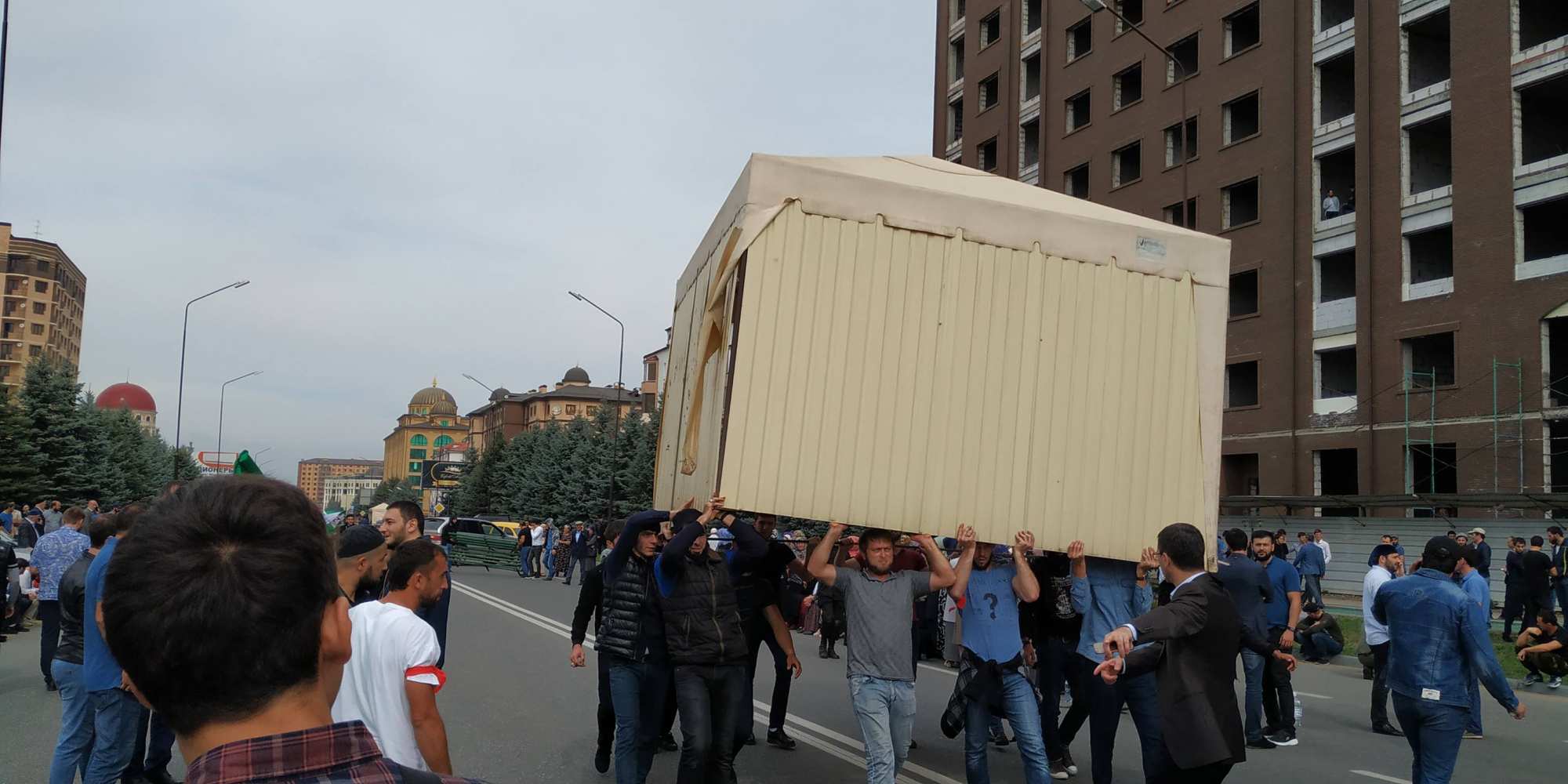 Новые кадры из охваченной протестами Ингушетии: тысячи митингующих готовятся к смене правительства и выступили против Кремля