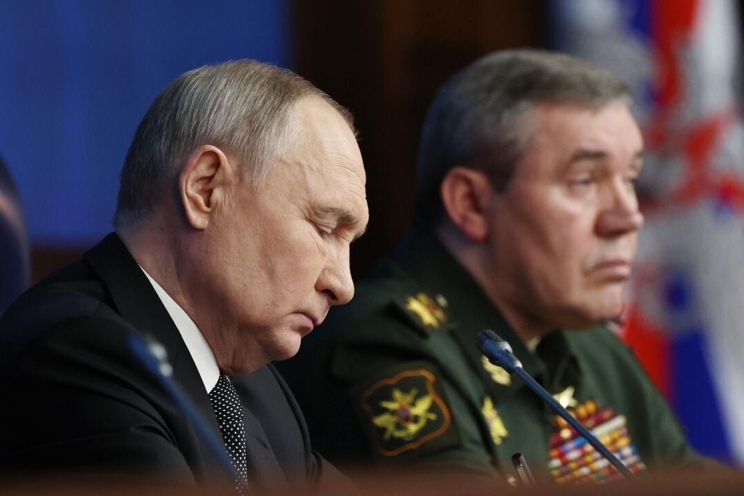 ​"Черная метка" для Герасимова: главы Генштаба РФ не было рядом с Путиным на учениях в Беларуси
