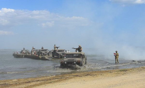 ​Форсировали реку и взяли под охрану важные объекты: появились впечатляющие кадры как украинские воины мастерски управляются с задачами на учениях "Непоколебимая стойкость-2017"