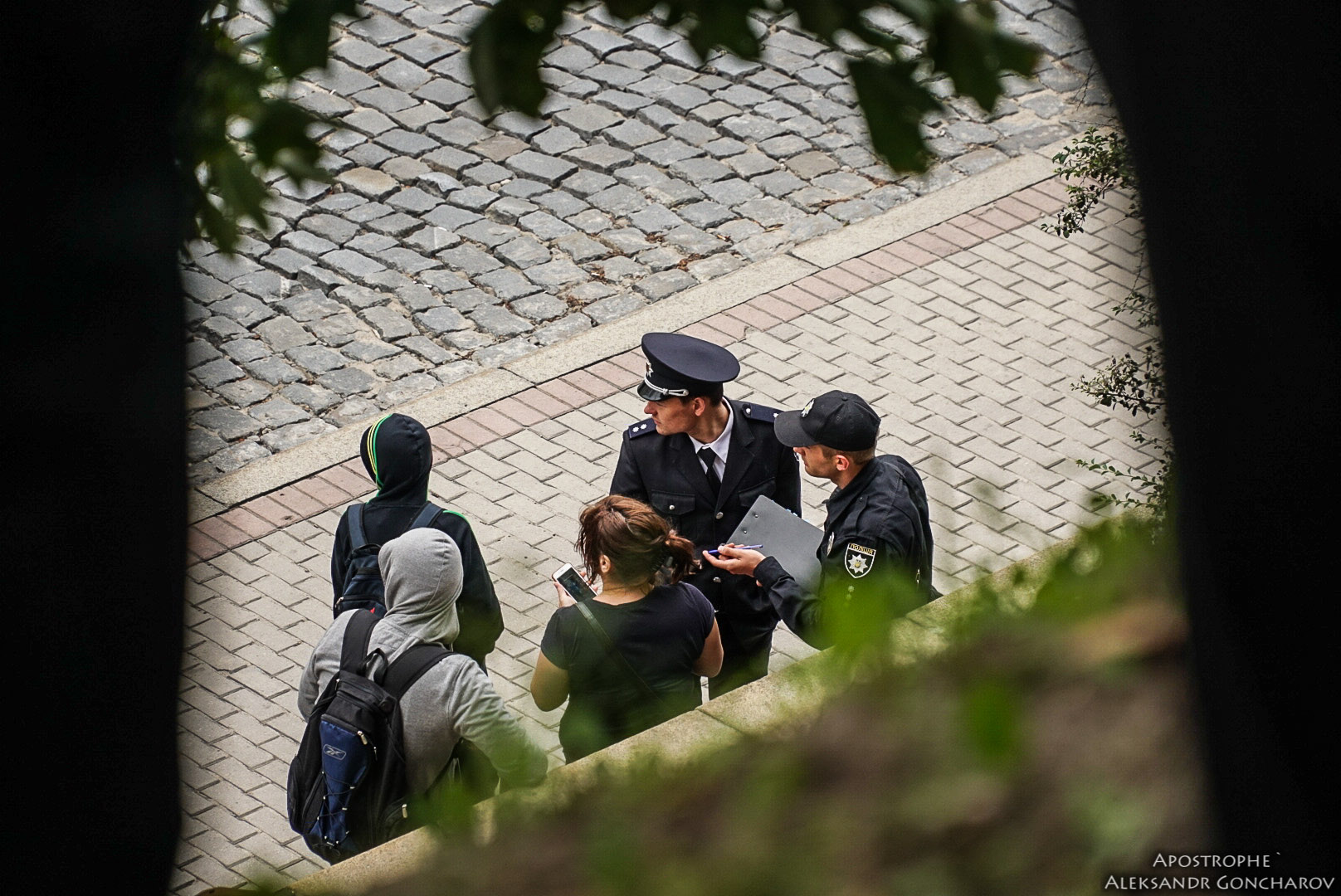Стало известно, в кого пытались попасть неизвестные взрывпакетом на улице Грушевского: новые свидетельства очевидцев взрыва рядом с Кабмином и кадры с пострадавшими