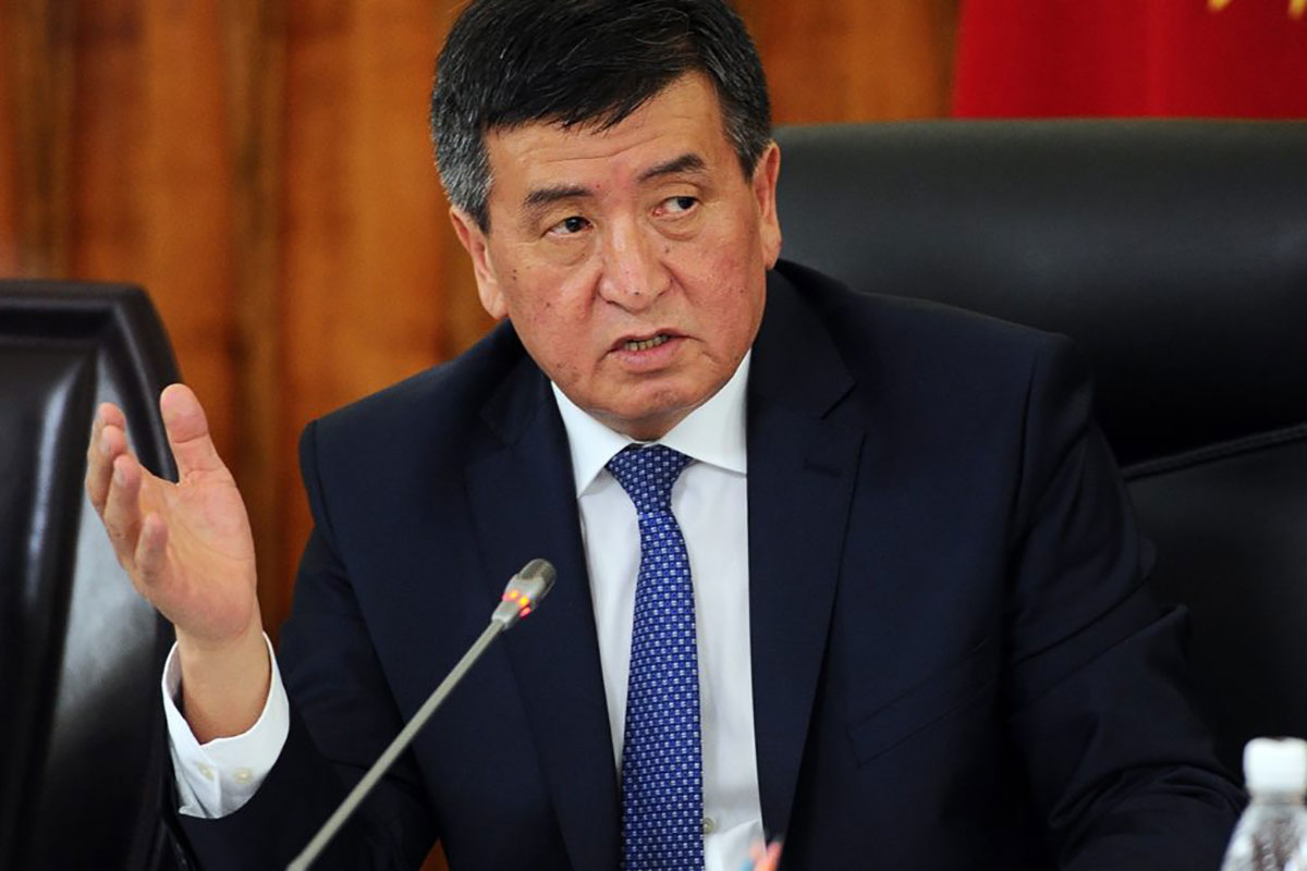 Президент Киргизии Жээнбеков срочно вылетел в Бишкек из-за нападения на Атамбаева – детали