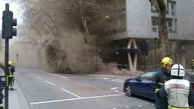 ​В центре Лондона второй день борются с пожаром в подземных коммуникациях