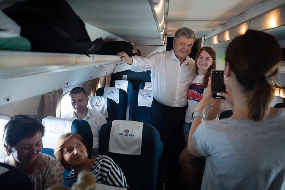 Порошенко полетел в Харьков эконом-классом - пассажиры опешили, увидев экс-президента: видео