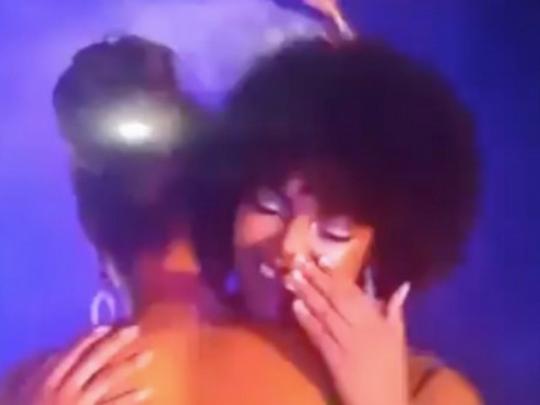 Финалистка конкурса красоты "Мисс Африка" "зажигала" на сцене – у девушки загорелась прическа  – кадры