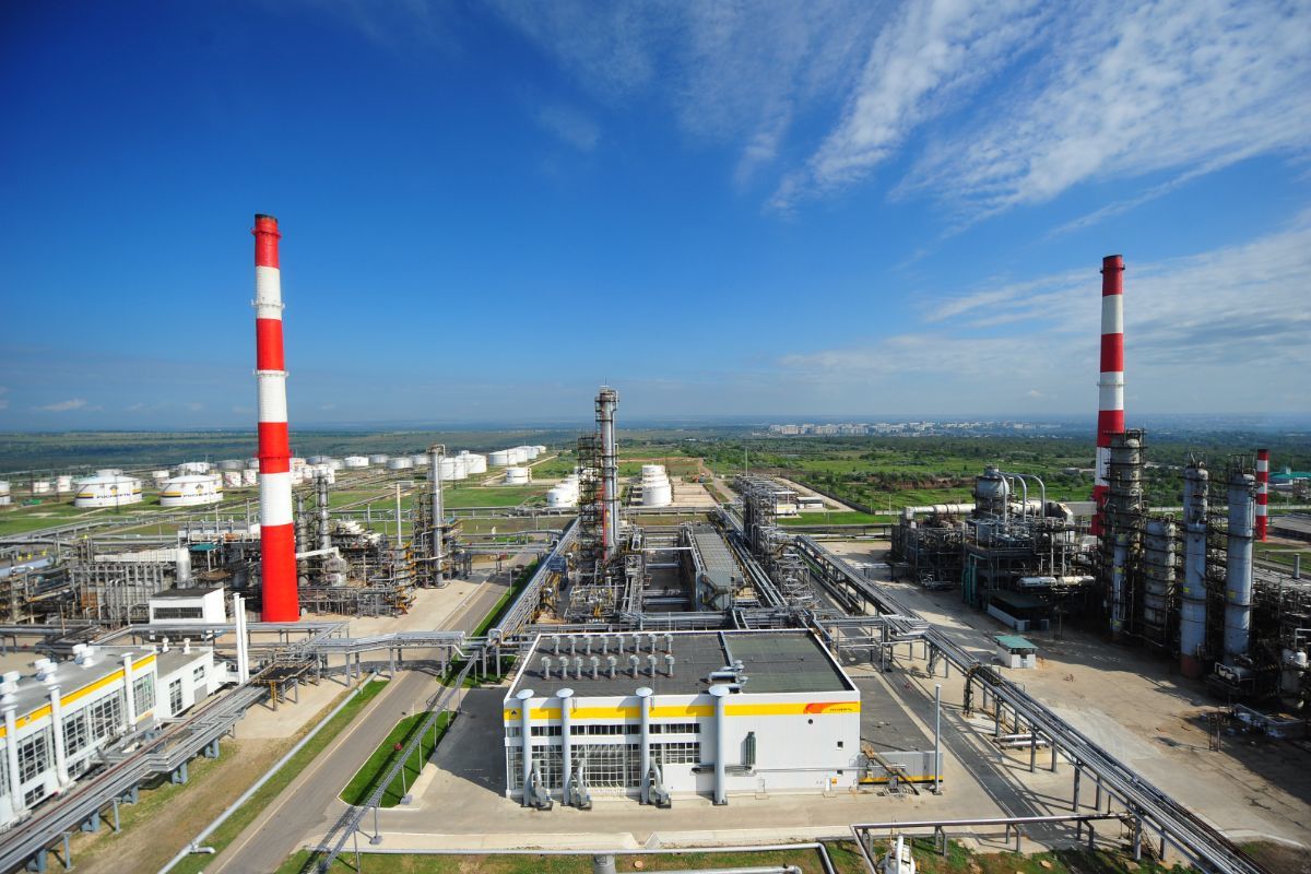 Украина выключила один из ключевых заводов "Роснефти": Сызранский НПЗ критически поврежден - Reuters