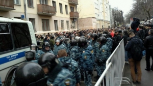 В Москве у здания суда давка и столкновения с полицейскими перед вынесением приговора Навальным