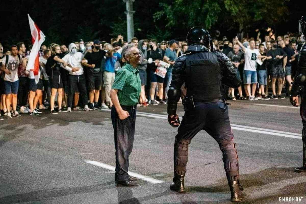 Сильное фото с протестов в Минске: пенсионер бесстрашно смотрит в глаза наступающему ОМОНу