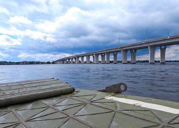 Оккупанты считают воронки: видео последствий обстрела Антоновского моста