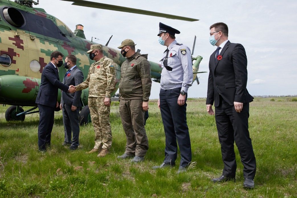 Зеленский перед 9 Мая полетел на Донбасс в компании послов стран "Большой семерки"