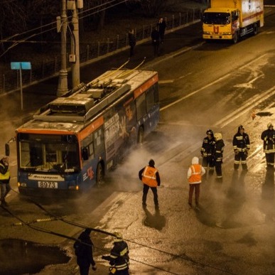 Возле Кремля улица залита кипятком - люди оказались в ловушке