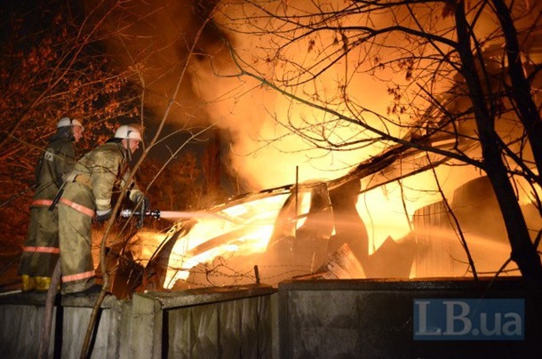 Пожар на станции метро Шулявская в Киеве достиг нескольких тысяч метров