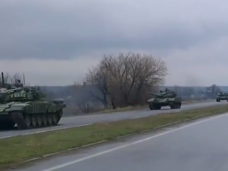 Через Стаханов проехала огромная колонна российских танков. Видео
