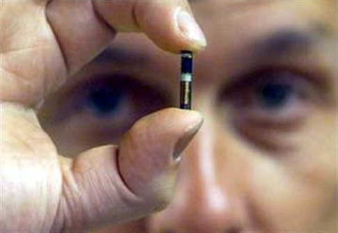 В Швеции впервые вживили микрочип в человека