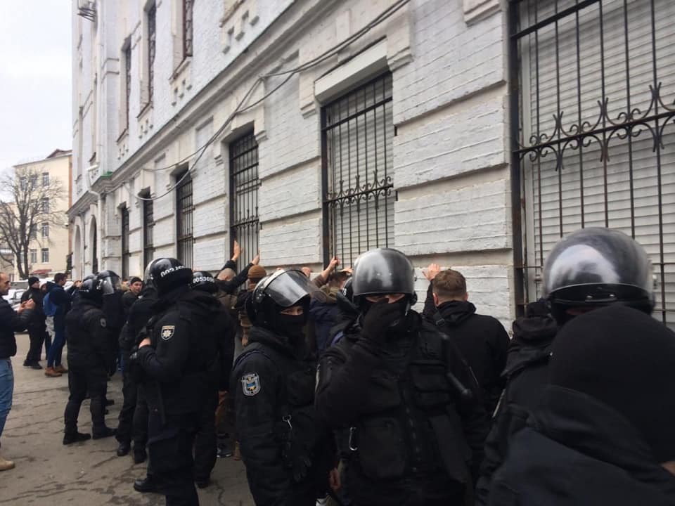 Штурм полиции в Киеве: ранены силовики, Геращенко обещает назвать кандидата в президенты, стоящего за беспорядками
