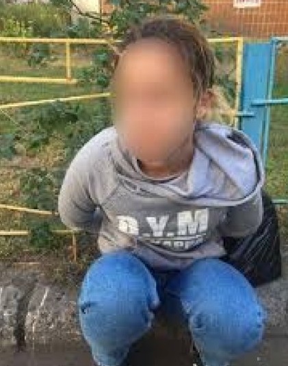 Кровавое нападение на обменный пункт в Киеве: 24-летняя налетчица едва не зарезала кассира, оказавшего отпор преступнице в маске