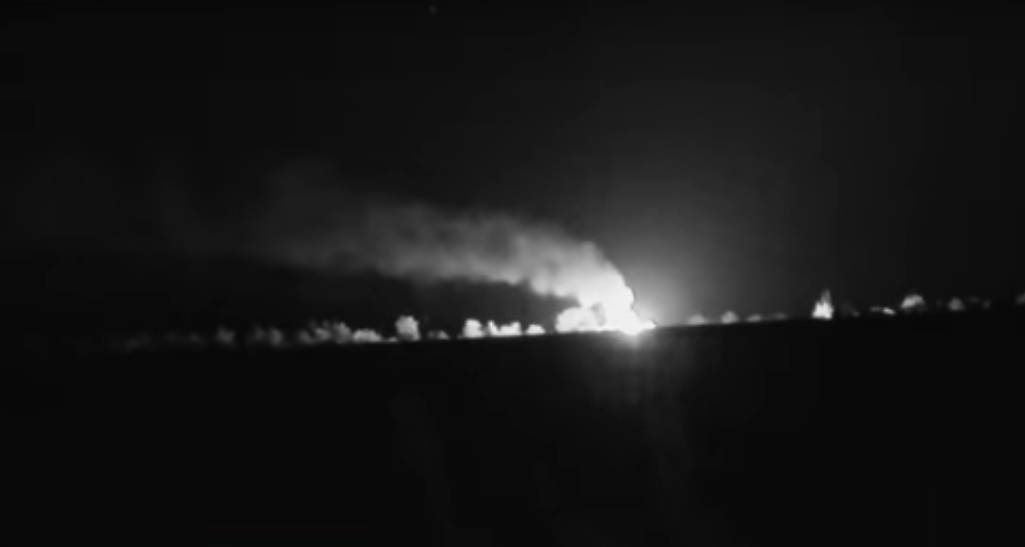 Пожар оставил оккупантов РФ без оружия: ВСУ разнесли в пух и прах склад боеприпасов врага на Донбассе - кадры