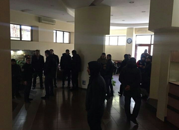 Обыск у сына Авакова: десятки титушек заблокировали все входы в дом сына главы МВД в Харькове, полиция ищет взрывчатку - кадры