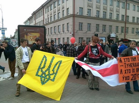 В Минске участника акции "Чернобыльский путь" задержали за украинский флаг