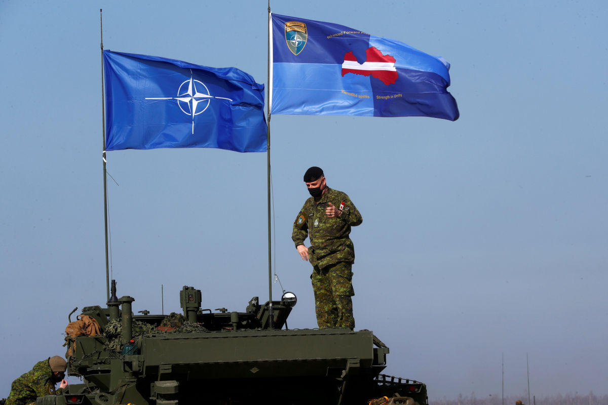 Солдаты НАТО открыли шквальный огонь в центре Риги, вызвав изумление прохожих