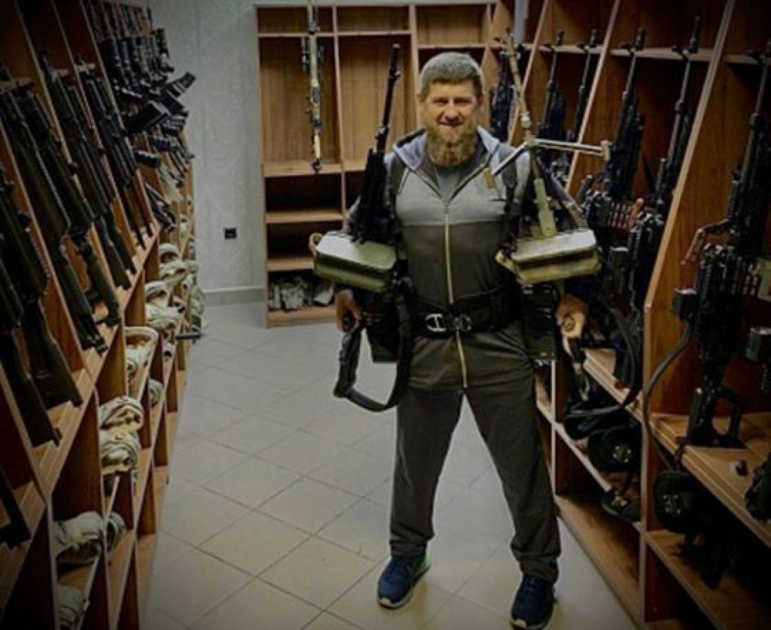 Кадыров с оружием в руках обратился к Помпео после внесения его и членов  семьи в "черный список" США