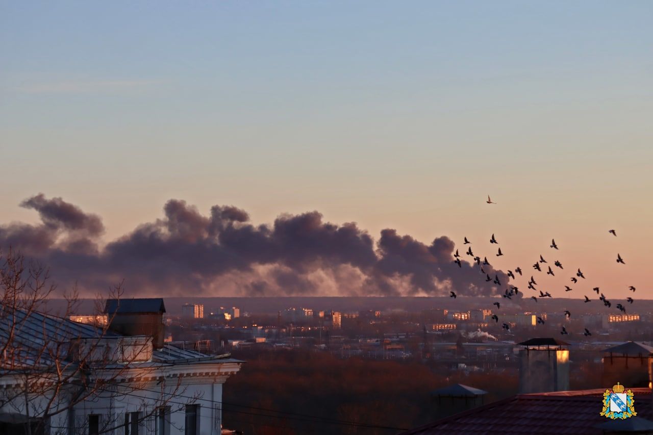 Дроны повторно атаковали нефтехранилище в Брянской области, а в Курске продолжает пылать аэропорт
