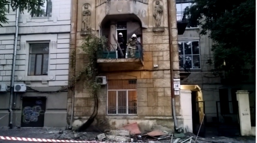 После ливня в самом центре Одессы рухнули три балкона - падающие камни разбили дорогую иномарку