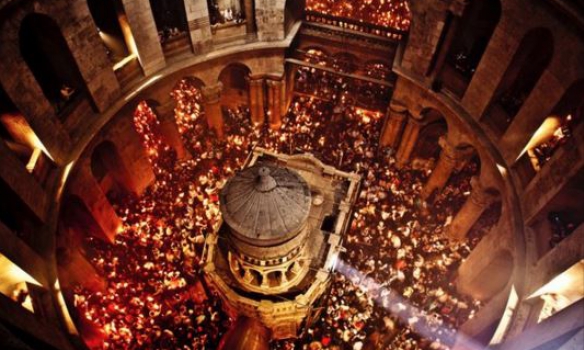В Иерусалиме в храме Воскресения Христова произошло схождение Благодатного огня
