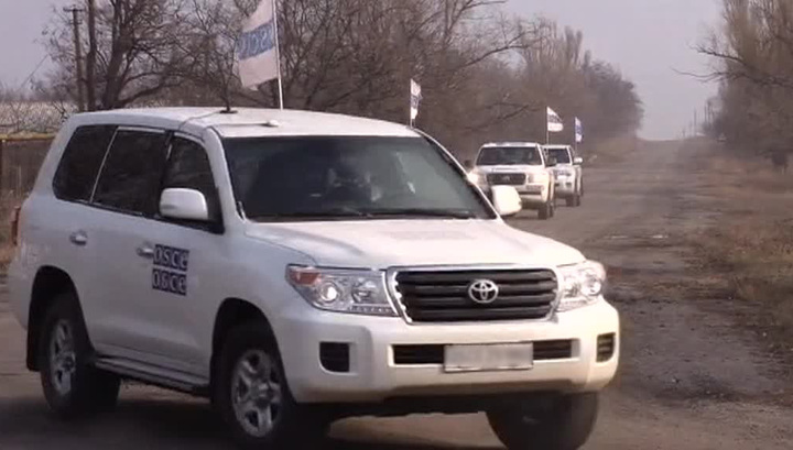 Обугленная груда металлолома и тело погибшего: боевики "ЛНР" опубликовали шокирующее видео с места взрыва машины ОБСЕ