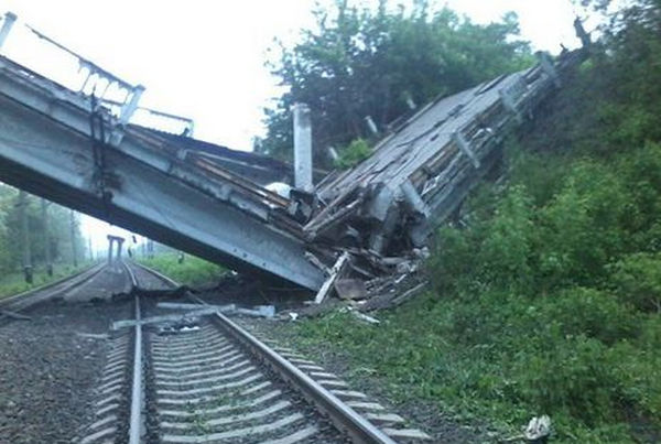 У "ЛНР" будут проблемы со снабжением: под уничтоженным близ Луганска мостом проходили железнодорожные пути