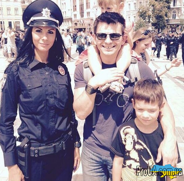 Рапорт за селфи - девушка-полицейский из Киева объяснит откровенные фото 