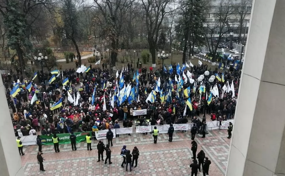 Под Раду принесли гроб с трупом свиньи: видео акции фермеров