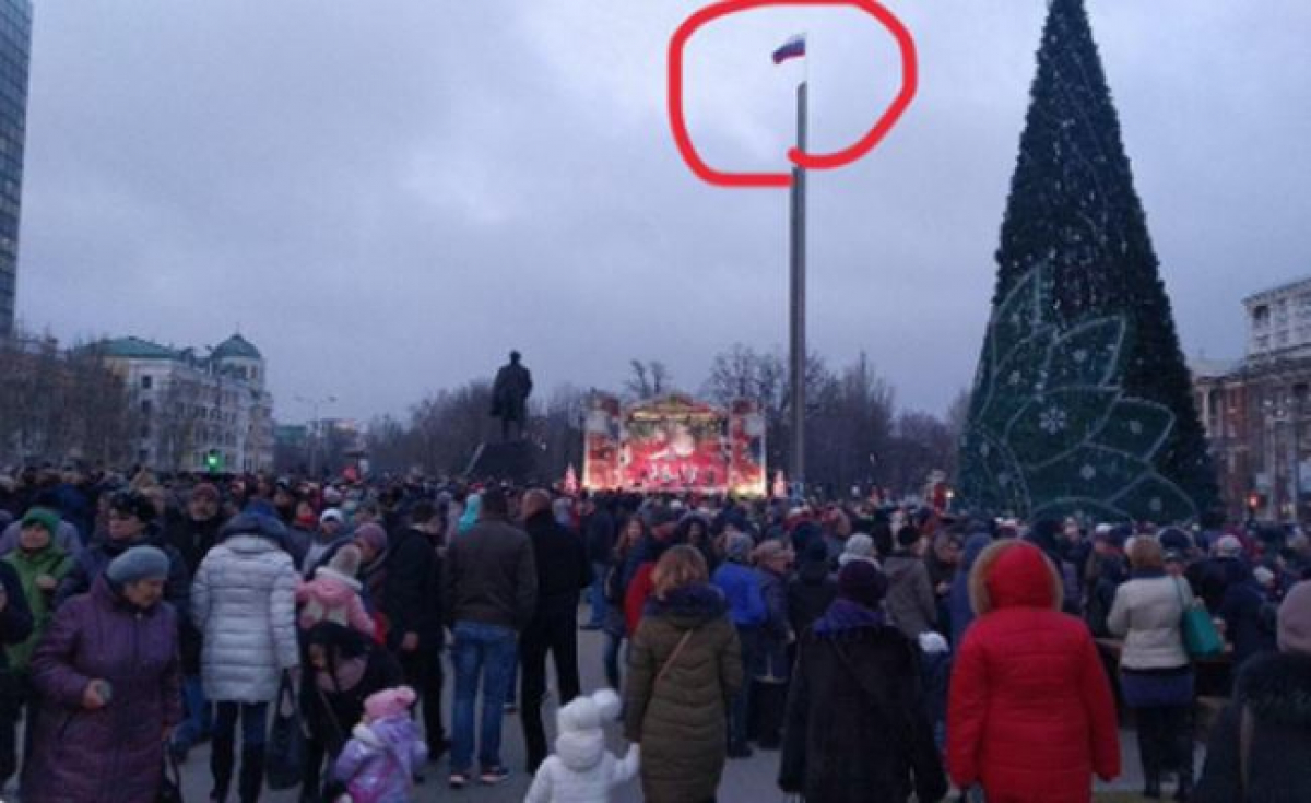 В Донецке открыли главную елку "ДНР" с "намеком" для России - фото