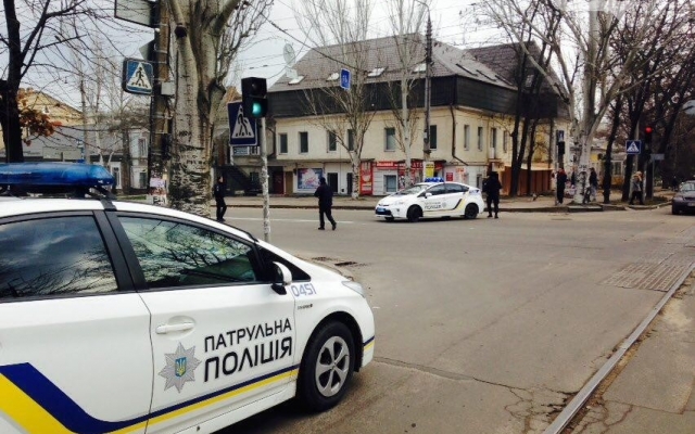 В Николаеве перекрывали центр города: из цистерны на асфальт вытек опасный наркотик - кадры 