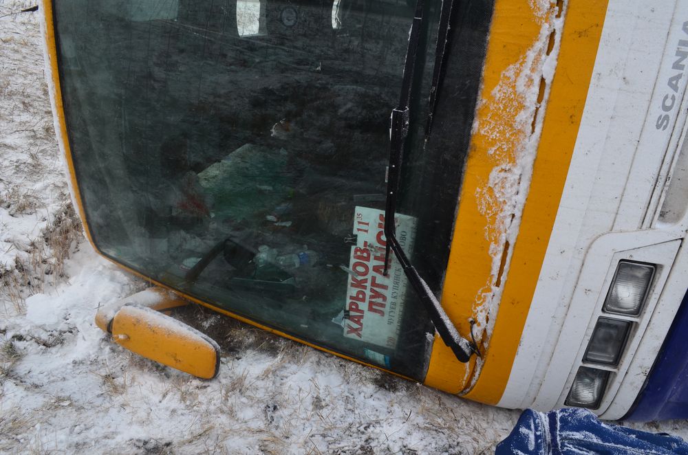 На трассе перевернулся переполненный автобус Харьков-Луганск