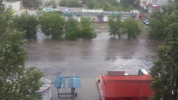 Вода затопила подъезды, авто "поплыли" по улицам: очевидцы показали последствия мощной стихии на Донбассе