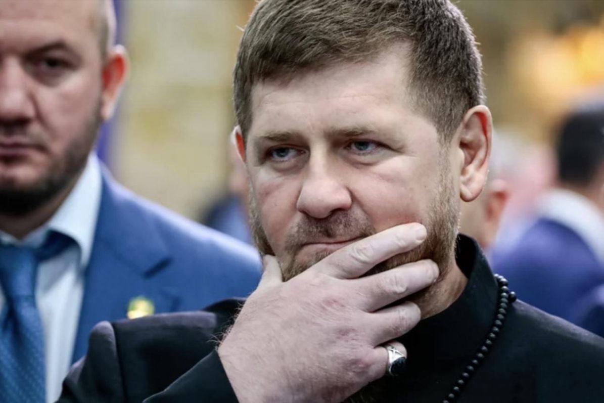 ​"Уже не может ходить, совсем", — Кадыров появился на публике и потряс внешним видом